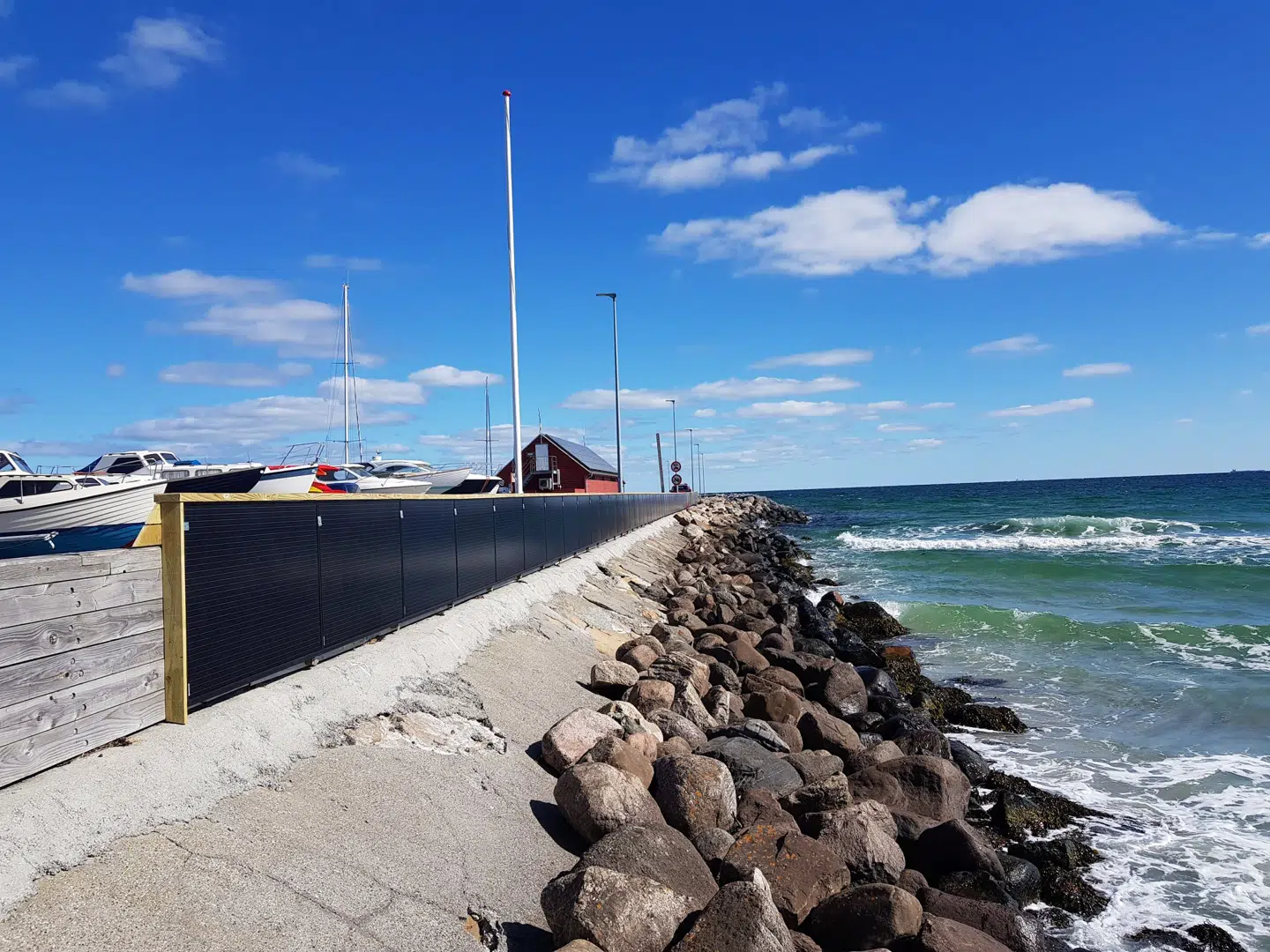 Samsø vil være selvforsynende med vedvarende energi i 2030. I Ballen Havn skal solceller levere strøm til de mange lystsejlere, der besøger øen om sommeren. For at kunne udnytte energien fuldt ud har havnen nu også fået danskudviklede batterier installeret til at lagre energi f.eks. om natten. Foto: SMILE Samso