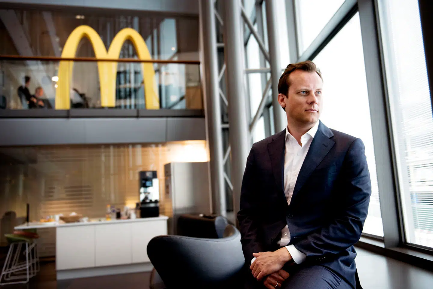 McDonald's direktør i Danmark, Joachim Knudsen, kan notere en pæn vækst i salget af firmaets burgere og andre fastfood-produkter på det danske marked.