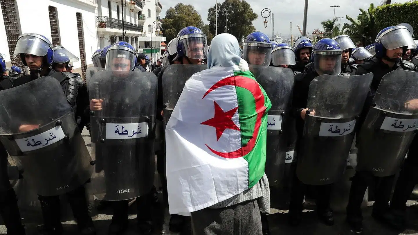 Politiet i Algeriets hovedstad spærrer vejen for et optog af demonstranter. Optoget ville protestere mod parlamentets udnævnelse af den 77-årige Abdelkader Bensalah til midlertidig præsident.