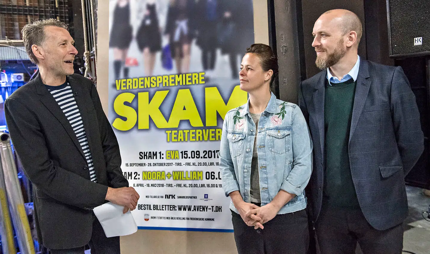 En stolt Jon Stephensen kunne i 2017 præsentere castet til den første opførelse af SKAM på Aveny-T - her sammen med Line Mørkeby og Martin Lyngby, der stod for hhv. bearbejdelse og iscenesættelse.