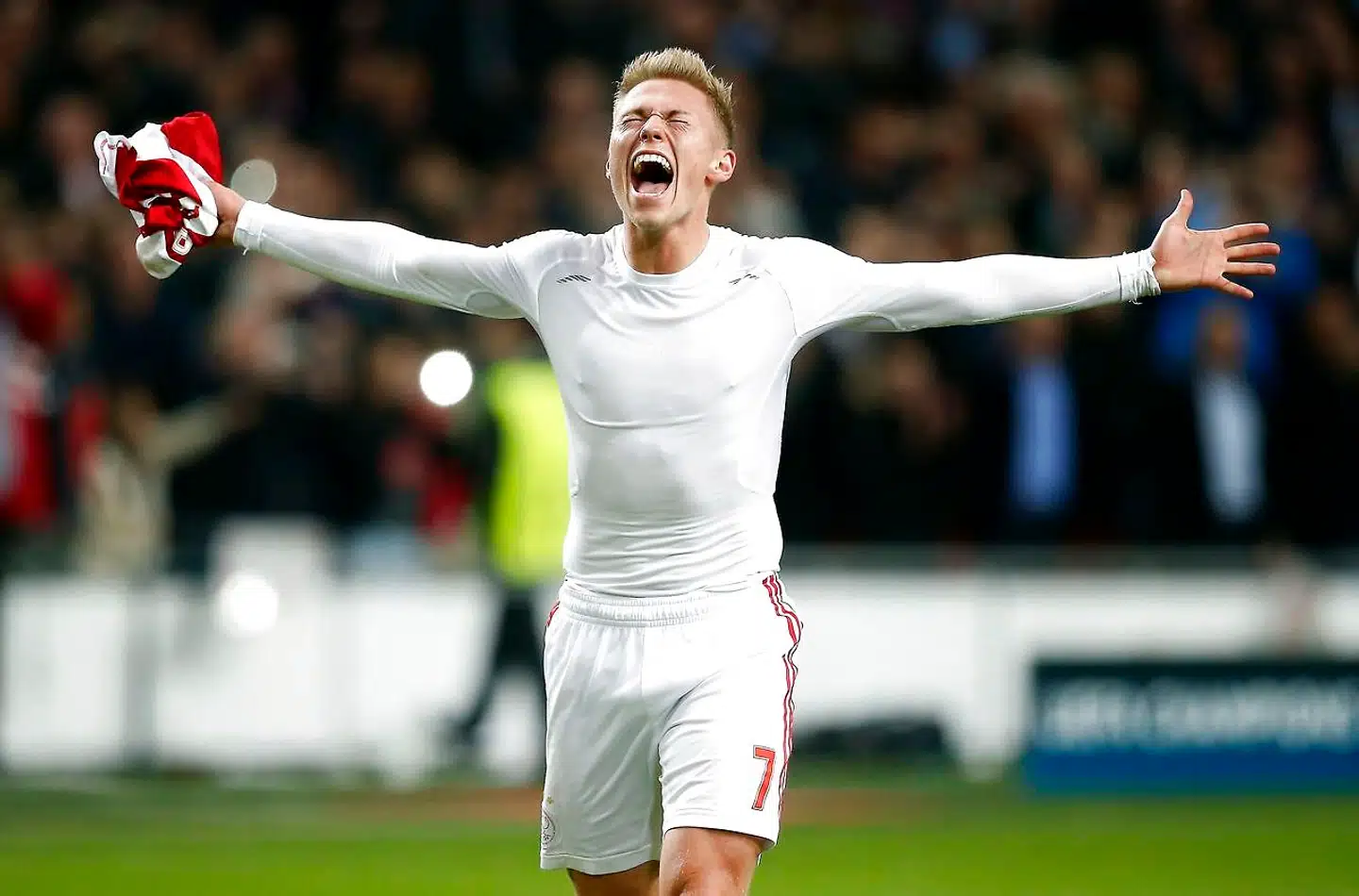 FCK-spilleren Victor Fischer fejrer her en scoring i Amsterdam. Den seneste uge har han to gange været udsat for homofobiske tilråb, hvilket han har kritiseret i pressen. Nu tager kulturminister Mette Bock, der også er sportens minister, sagen op.