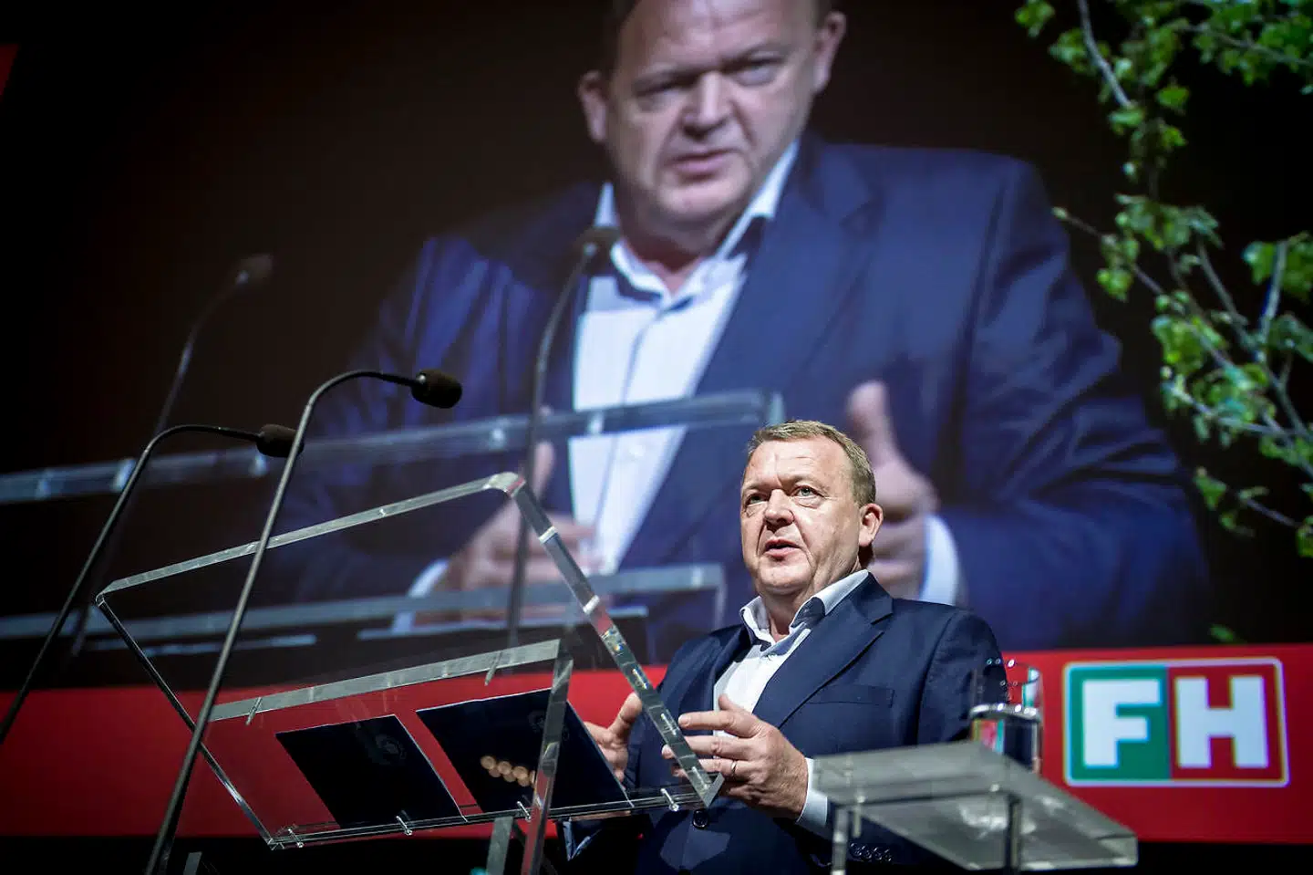 Statsminister Lars Løkke Rasmussen (V) taler under den nye hovedorganisation for lønmodtagere FH - Fagbevægelsens Hovedorganisations konference i KB Hallen på Frederiksberg, 8. april 2019.
