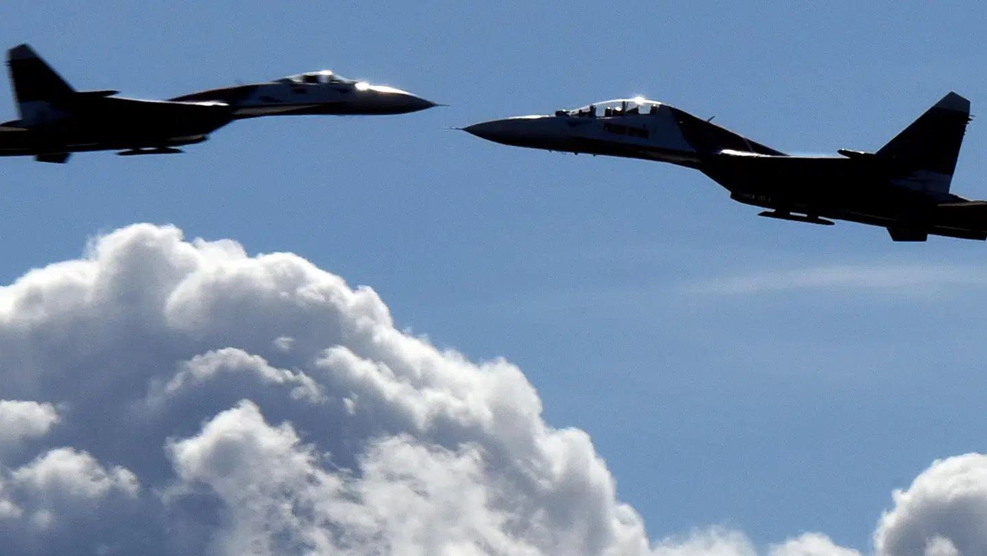 Selv om fokus ofte er på russiske militærfly, når det gælder krænkelser af andre landes luftrum, så har Sverige de seneste tre år oftere oplevet, at det var danske fly, der stod bag krænkelserne. Her ses to russiske Sukhoi Su-27 jagerfly i forbindelse med en opvisningsflyvning over Skt. Petersborg i 2015. Olga Maltseva/Ritzau Scanpix