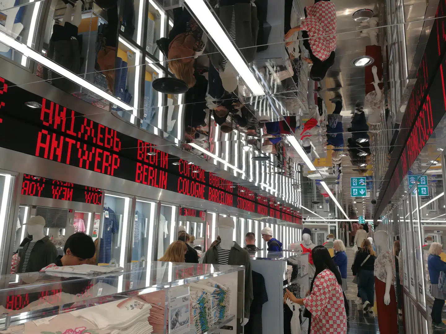 Nu kan modeelskere boltre sig på 1.400 kvadratmeter i Uniqlos nye strøgbutik. (Foto: Berlingske Media PartnerLab)