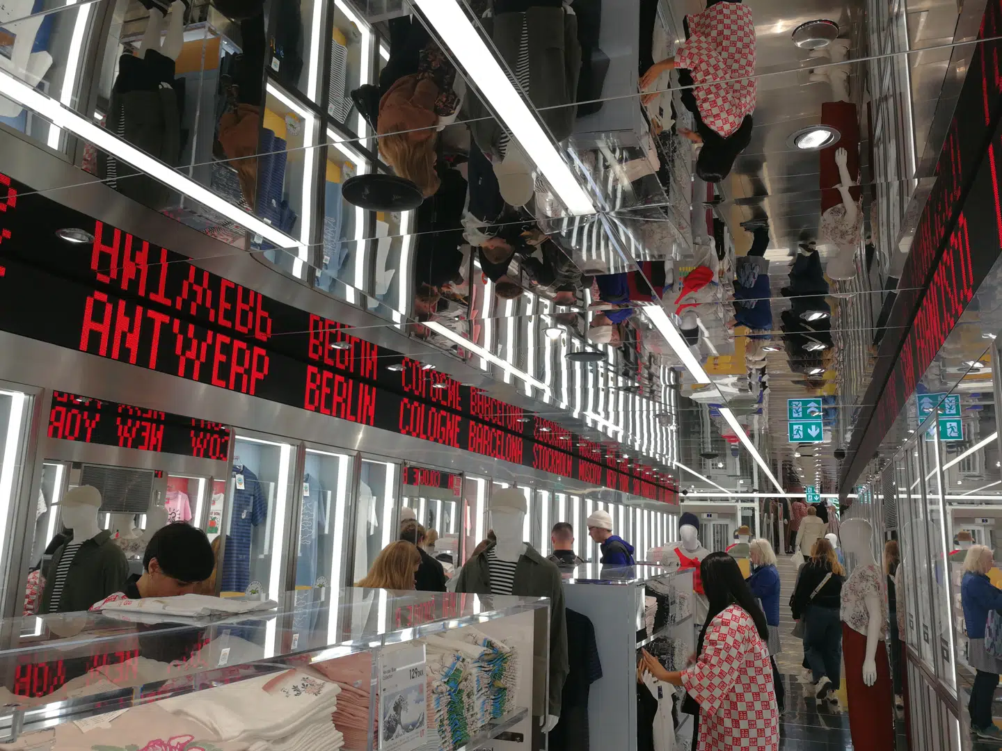 Nu kan modeelskere boltre sig på 1.400 kvadratmeter i Uniqlos nye strøgbutik. (Foto: Berlingske Media PartnerLab)