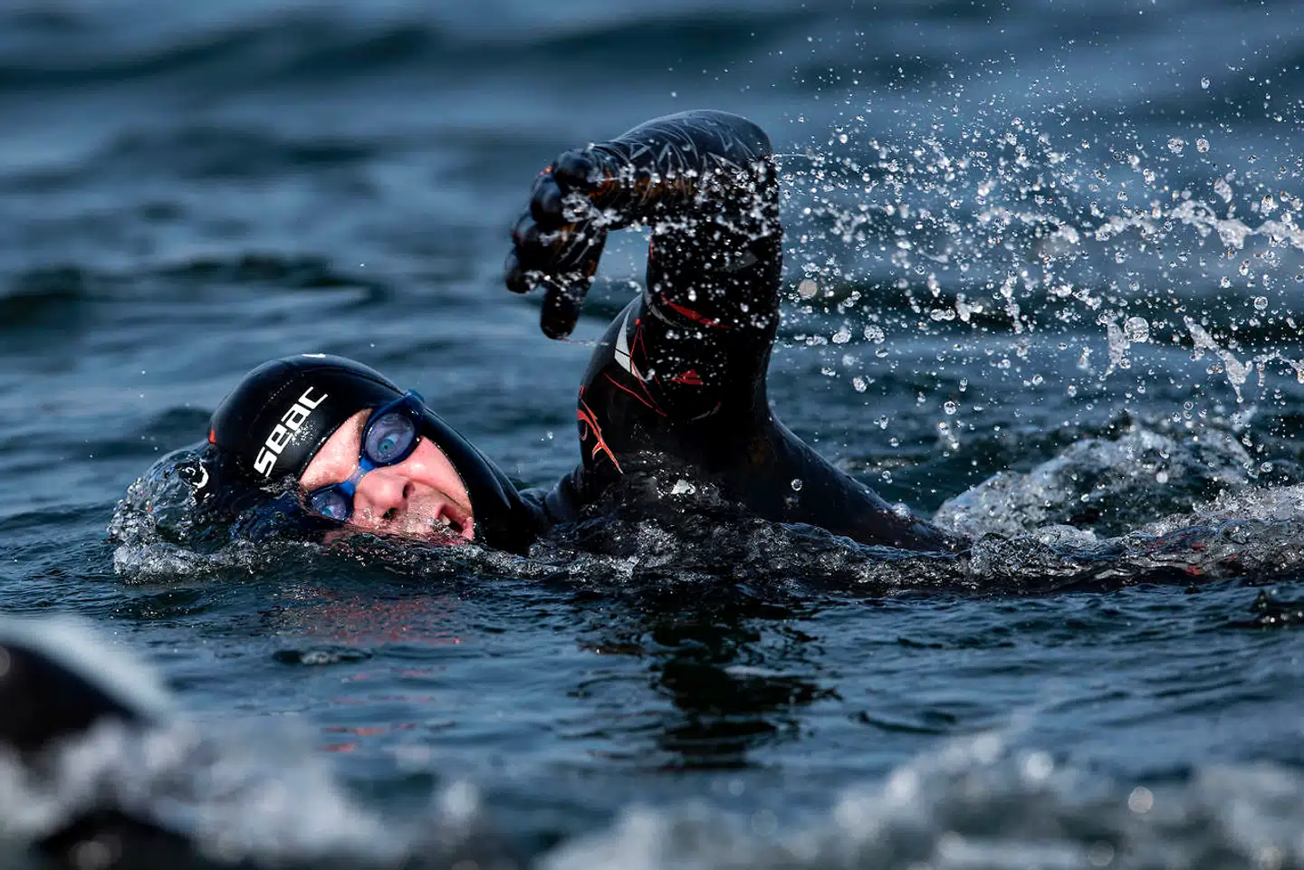 »Nu mangler vi bare, at han (Morten Østergaard, red.) bliver bortvist fra Folketinget af Pia Kjærsgaard, fordi han insisterer på at være iført våddragt og badehætte ved afstemninger og må forlade salen med den usædvanlige langsomhed, der følger af at ville bevæge sig rundt til fods iført svømmefødder,« skriver Mads Fuglede.