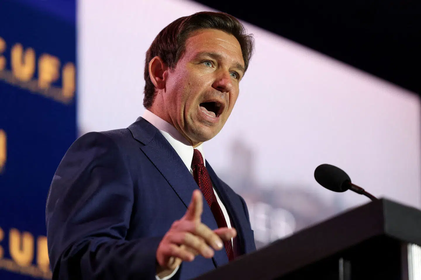 Det går dårligt for Floridas guvernør, Ron DeSantis, der ikke længere ligner en konkurrent til Donald Trump.