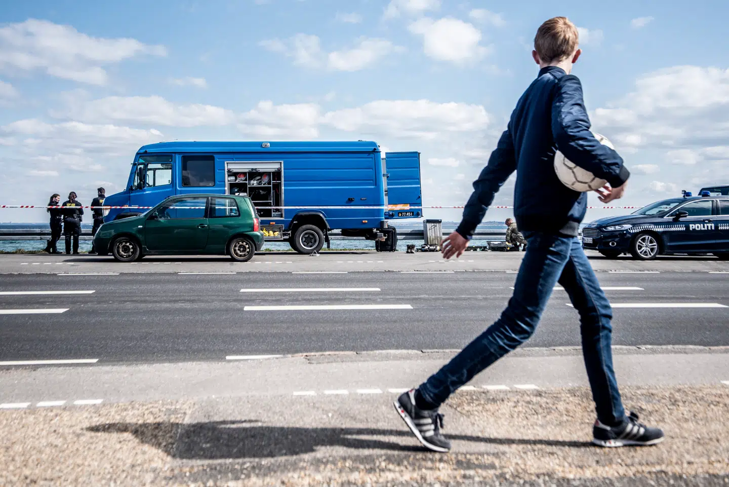 Efter lørdagens skuddrama, der kostede en ung mand livet, gennemsøgte politiet i går gerningsstedet på Rungsted Strandvej endnu en gang. Foto: Celina Dahl