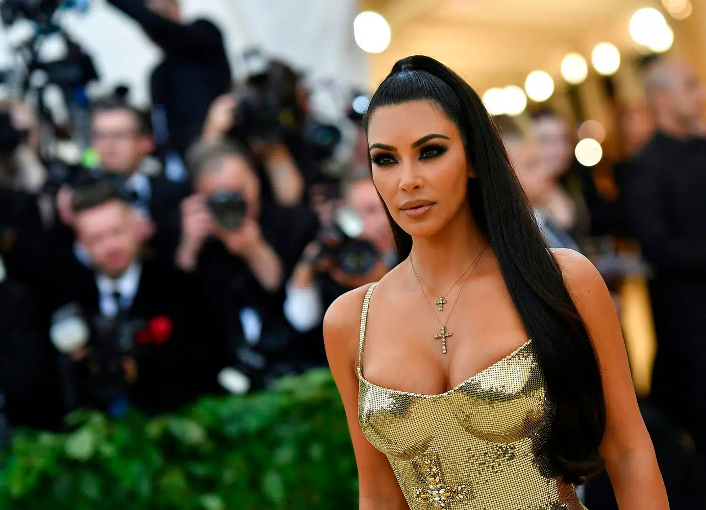 Kim Kardashian har gjort det til sit varemærke at stjæle biledet med spektakulære, kropsnære outfits, når hun ankommer på den røde løber. Her er det Met Gala på the Metropolitan Museum i New York i maj 2018.