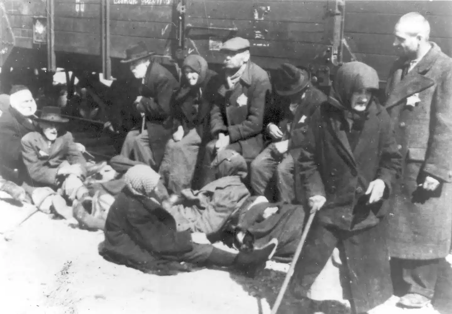 Ældre jøder fra Ungarn efter udstigning på den såkaldte rampe i KZ-lejren. Kort efter ankomsten blev de fleste myrdet. Fotografi taget af nazisterne i maj 1944 under deportation af ungarske jøder.