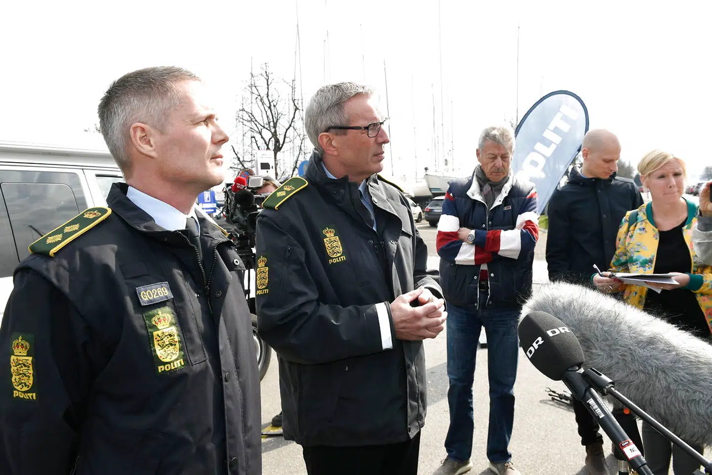 Chefpolitiinspektør Magnus Andresen(th)og politidirektør Jens-Christian Bülow taler med pressen. Nordsjællands Politi holder pressebriefing på Rungsted havn i forbindelse med lørdagens skyderi, søndag den 7. april 2019.. (Foto: Jens Nørgaard Larsen/Ritzau Scanpix)