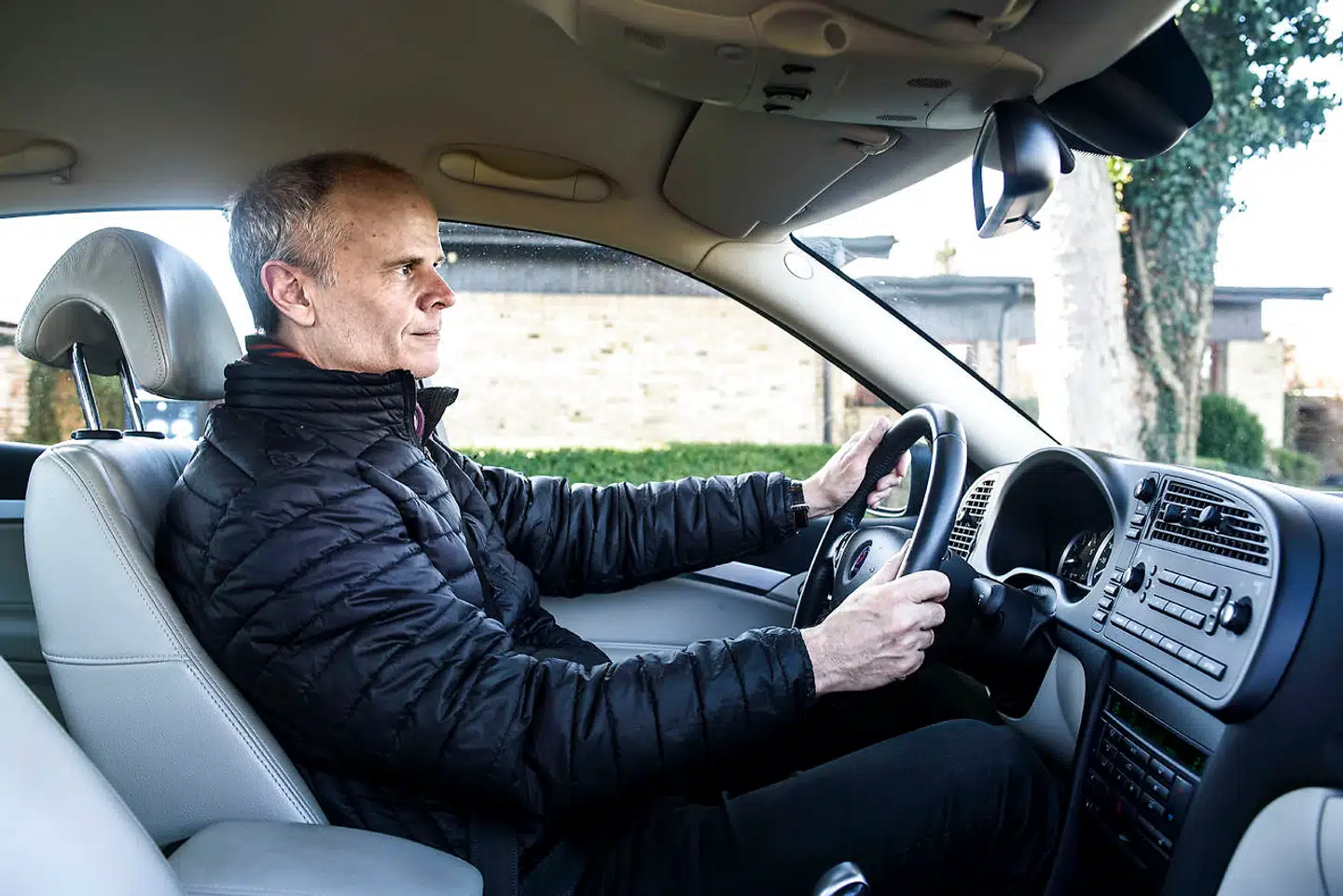 Erik Morsing siger begejstret om sin Saab 9-3: »Oplevelsen af at komme tilbage til noget velkendt var der med det samme, jeg satte mig ind bag rattet. Selv om jeg ikke havde kørt Saab i syv-otte år. Køreglæden vendte tilbage.«