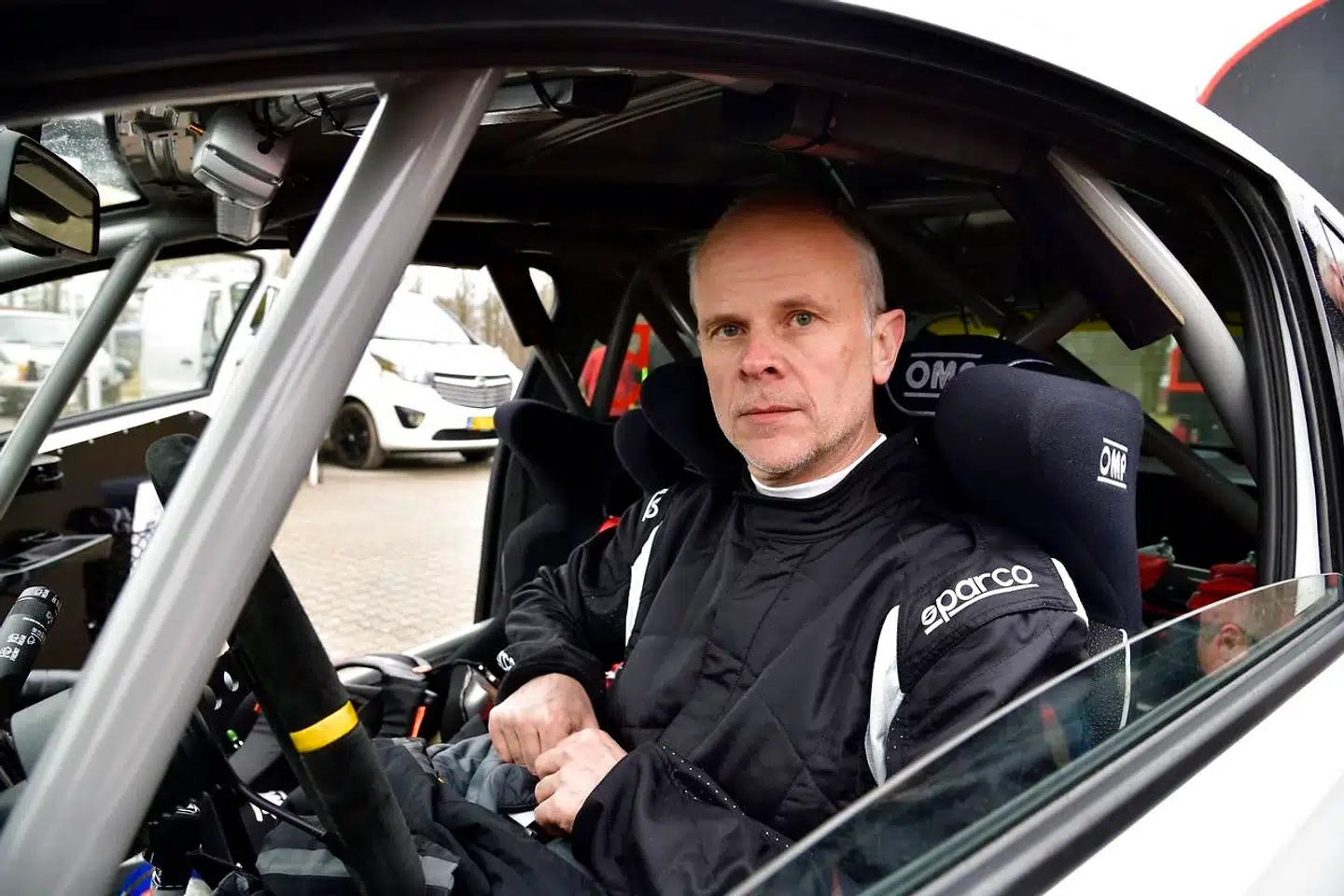 Fra han læste engelske bilblade som teenager over en tidlig karriere som rallykører til jobbet som PR chef i GM og Opel I Danmark har biler fyldt meget i Erik Morsings liv. Her sidder han i rallybilen, efter han genoptog rallykarrieren i sidste år.