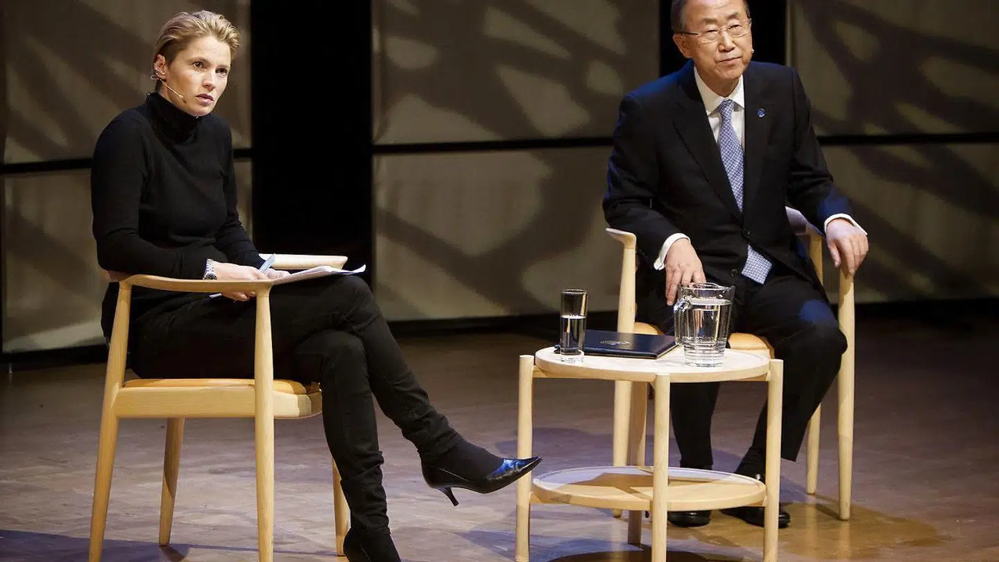 »Jeg har aldrig selv forbundet høje hæle med seriøsitet. Det handler om noget helt andet,« siger Nynne Bjerre Christensen til Berlingske efter en heftig debat på Facebook om kvindelige studieværters påklædning. Her er hun på scenen i Den Sorte Diamant sammen med daværende generalsekretær for FN, Ban Ki-moon, ved et debatmøde med danske studerende i 2013. Arkivfoto: Nils Meilvang/Scanpix