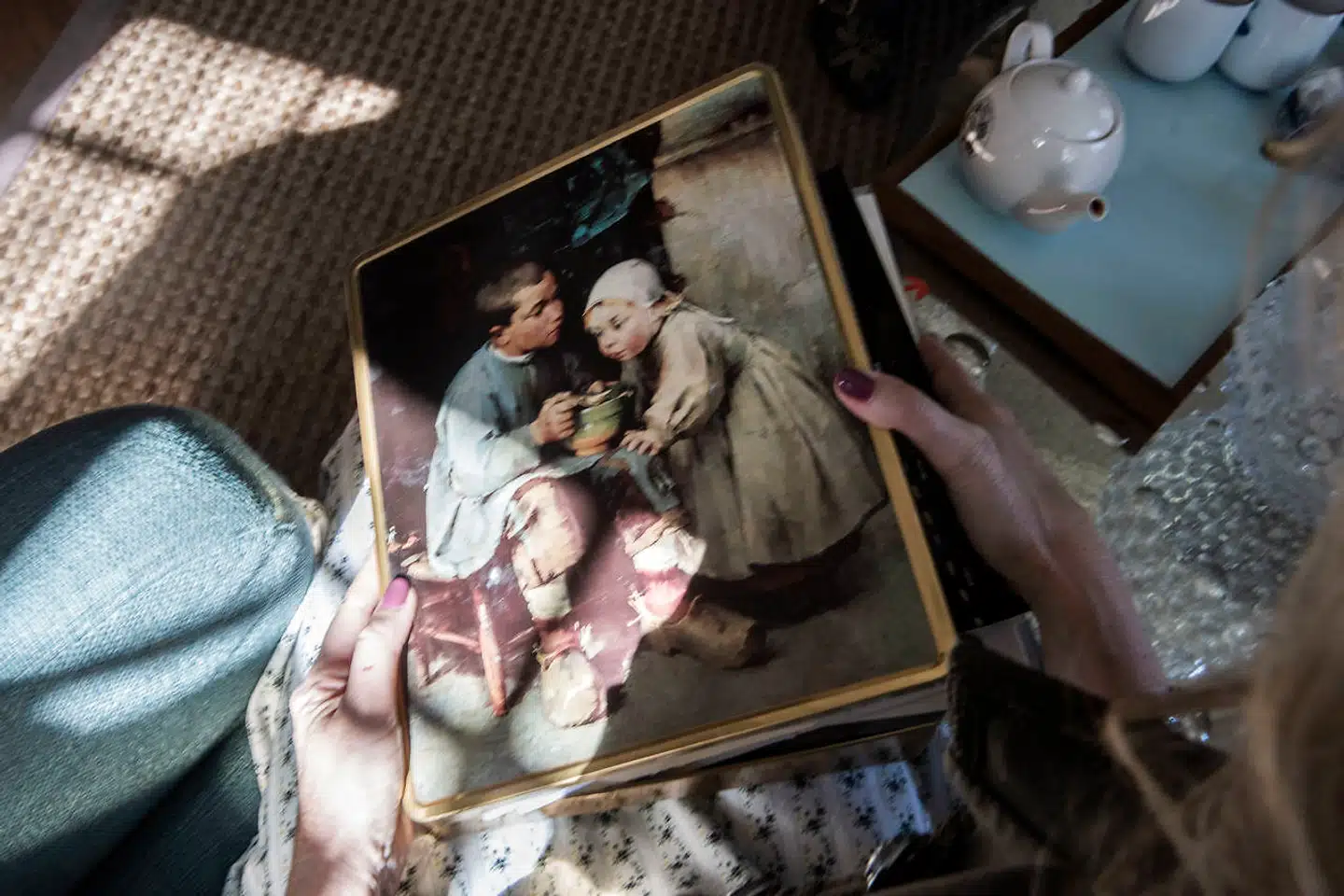 Nina Wedell-Wedellsborg kan ikke længere huske, hvor æsken stammer fra - men hun ved, at det er hendes dyrebareste ejendel. Den rummer hele hendes liv i billeder og breve.