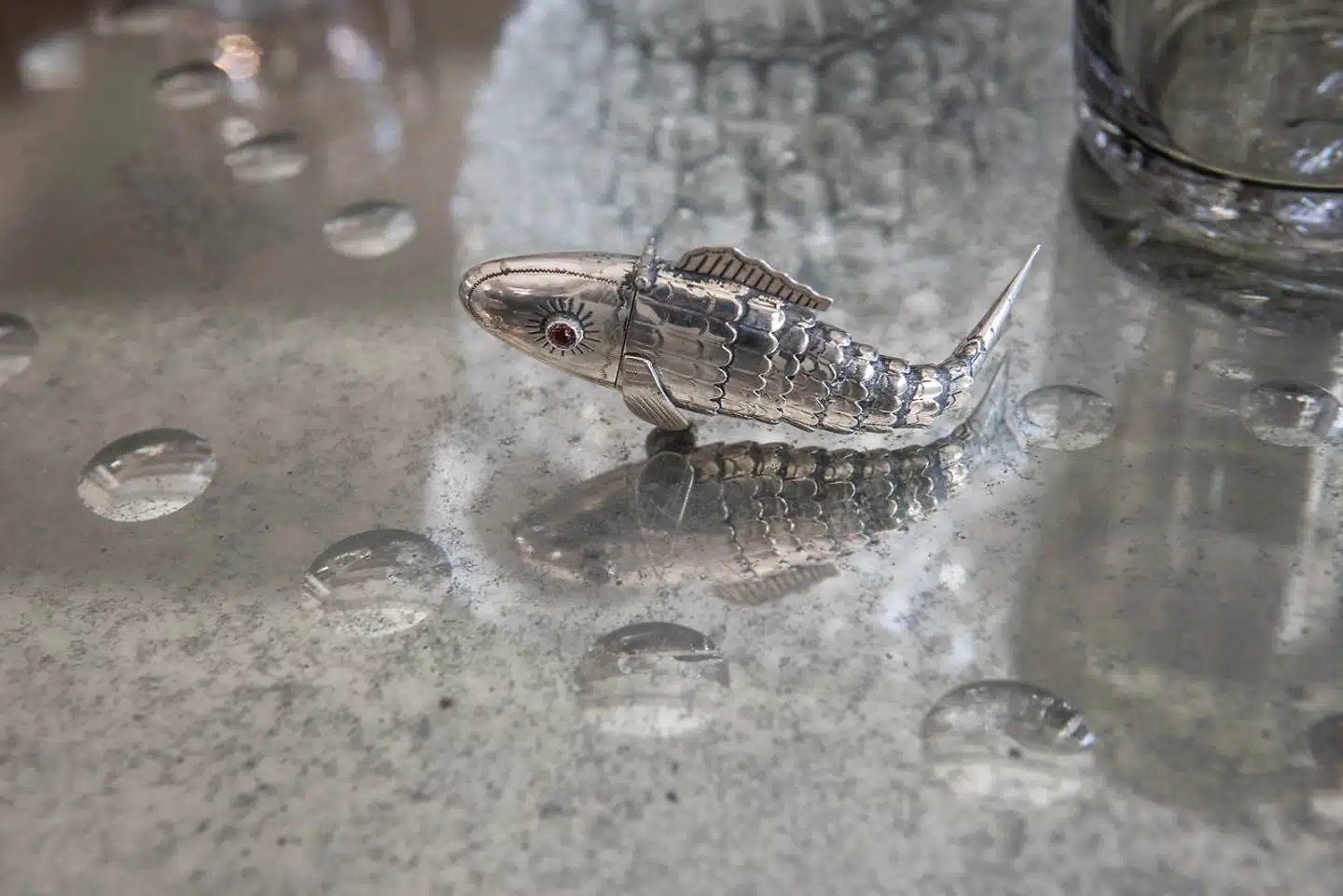 Den lille sølvfisk er et arvestykke fra Nina Wedell-Wedellsborg; et såkaldt hovedvandsæg fra 1700-tallet.