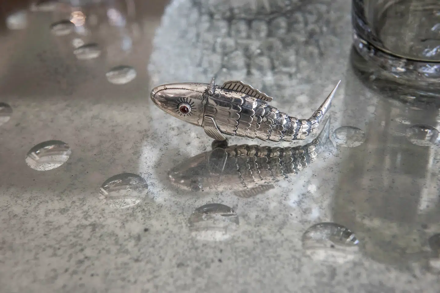 Den lille sølvfisk er et arvestykke fra Nina Wedell-Wedellsborg; et såkaldt hovedvandsæg fra 1700-tallet.