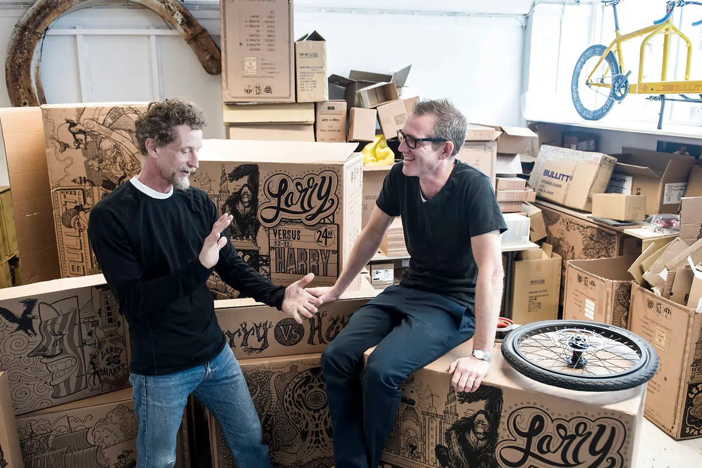 Dansk kunstner og illustrator Kristian Eskild Jensen indgik for nogle år siden et samarbejde med ladcykel-firmaet Larry vs Harry. Sammen har de valgt at udsmykke emballagen til cykler og reservedele med store, fantasifulde illustrationer, der tager udgangspunkt i København som cykelby. Hans Fogt, der er administrerende direktør for Larry vs Harry (th) og Kristian Eskild Jensen (tv).