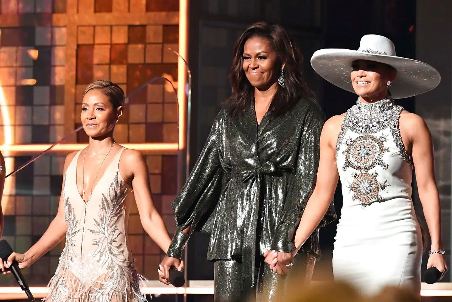 Michelle Obama er i dag blevet en del af popkulturen. Her er hun på scenen ved årets Grammy-uddeling i januar sammen med Jada Pinkett Smith og Jennifer Lopez.