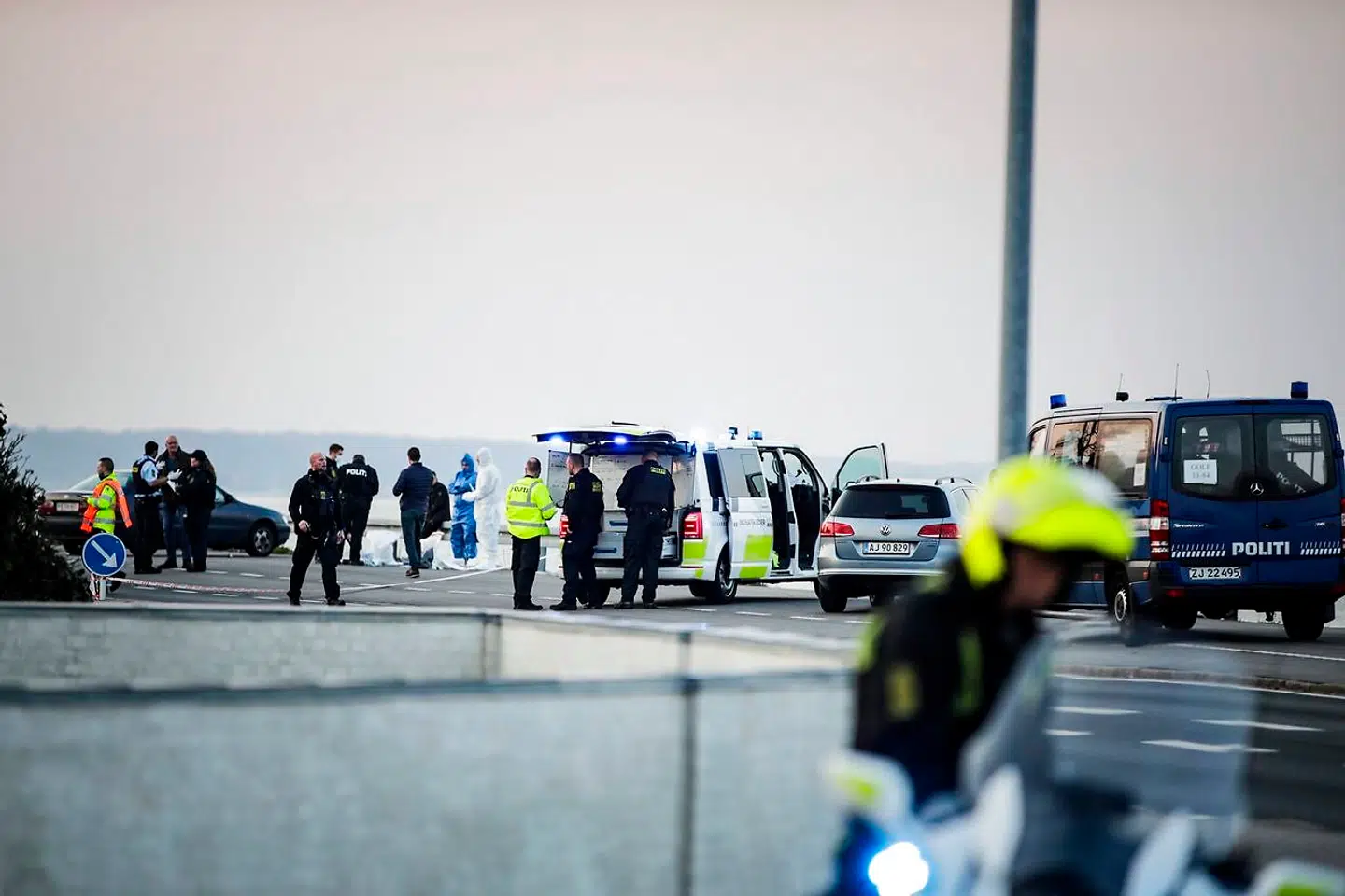 Politi og ambulancer til stede efter skyderi på Rungsted Strandvej lørdag aften.