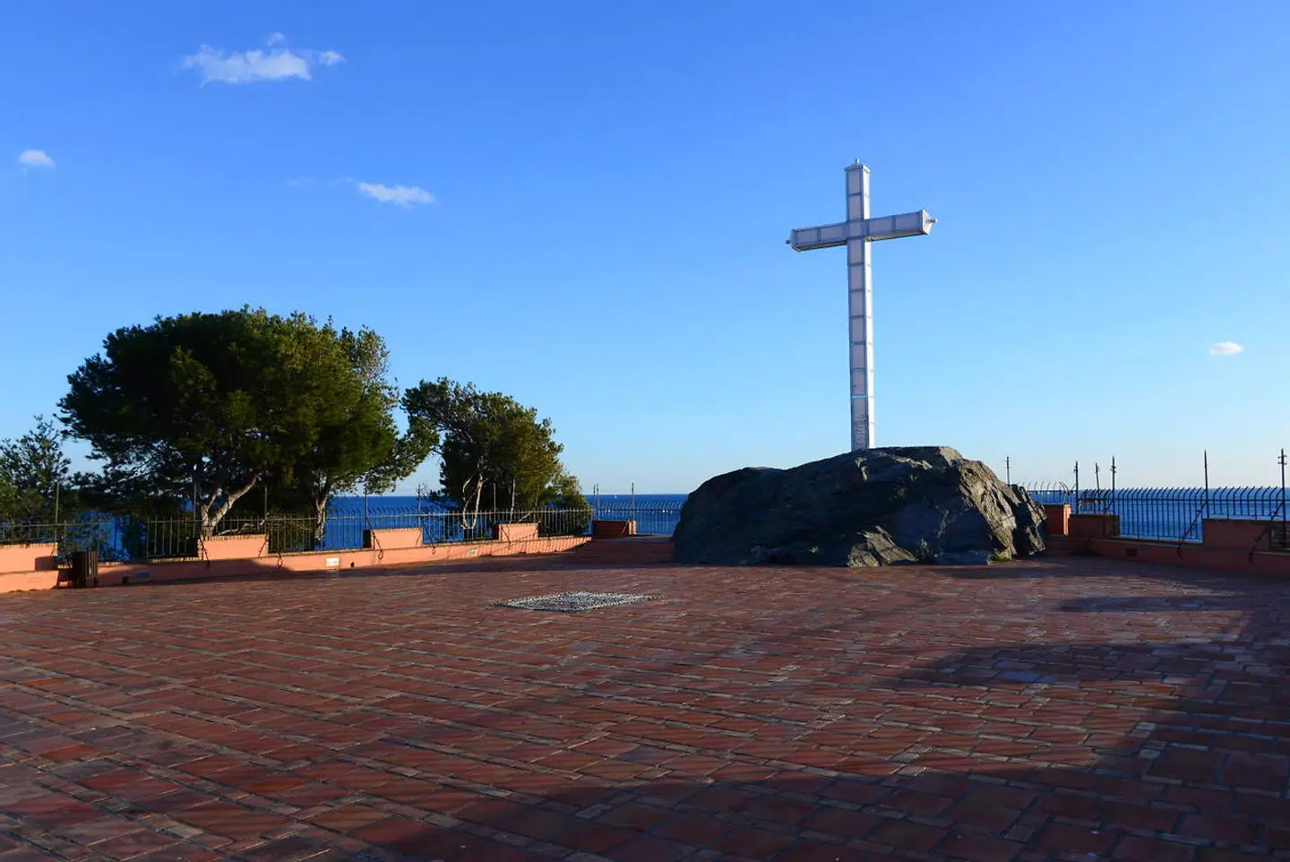 Korset på toppen af Almuñécar er en af byens mest interessante seværdigheder.