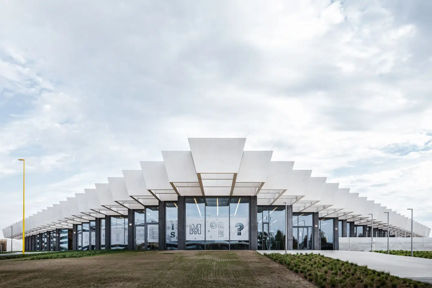 En af Cobes større udenlandske projekter er et besøgs- og konferencecenter for den tyske sportstøjsgigant Adidas.