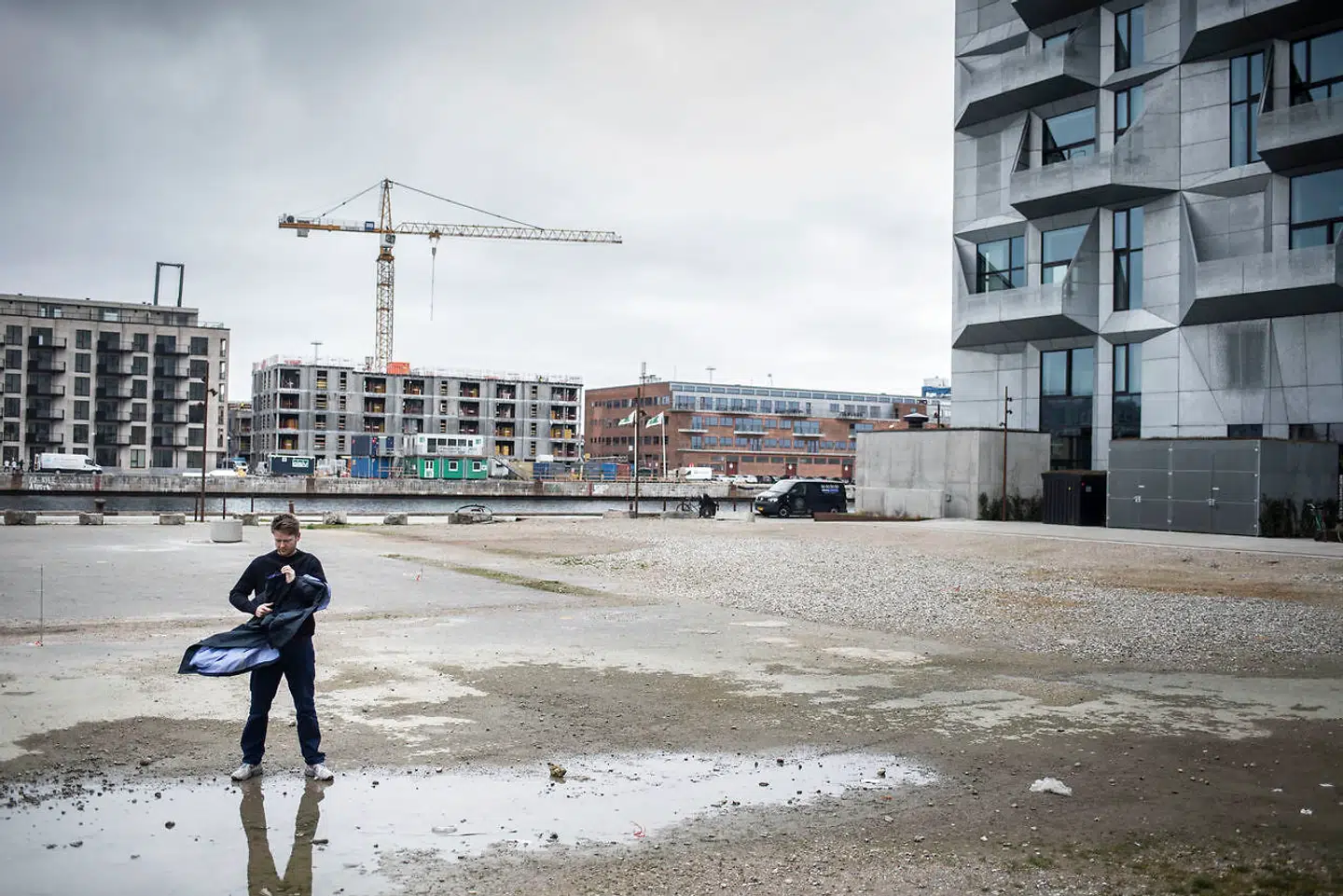 Dan Stubbergaard har fornyligt flyttet sin tegenestuen ud på Nordhaven, som de selv har været med til at byplanlægge. Den nye bydel kommer til svare til omkring 470 fodboldbaner. Efter planen skal området være fuldt udbygget i løbet af 40-50 år og kan indeholde ca. 3,5 mio. m2 byggeri.