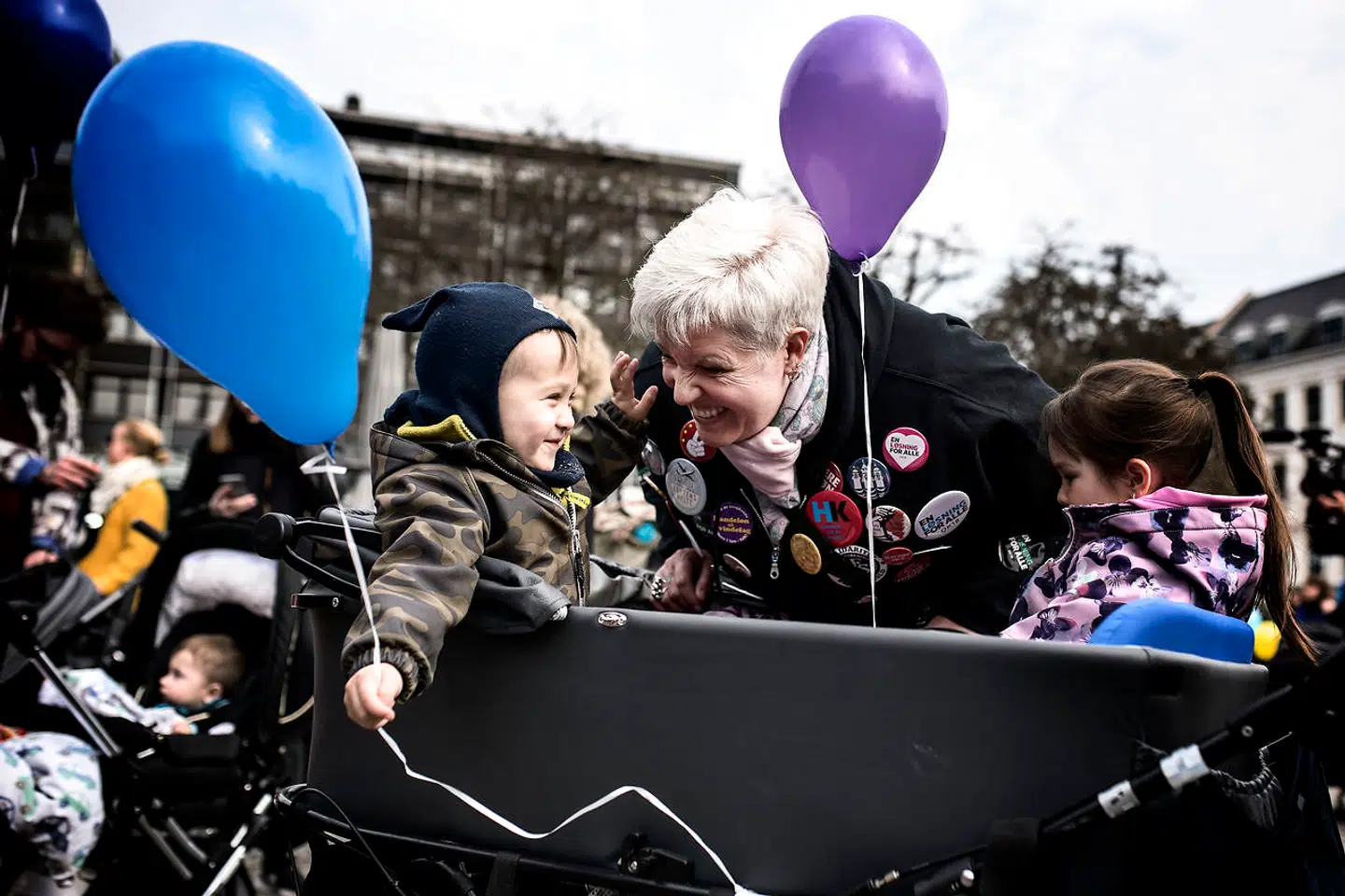 Pia Timming havde børnebørnene Kevin og Selena med til demonstration for bedre normeringer.