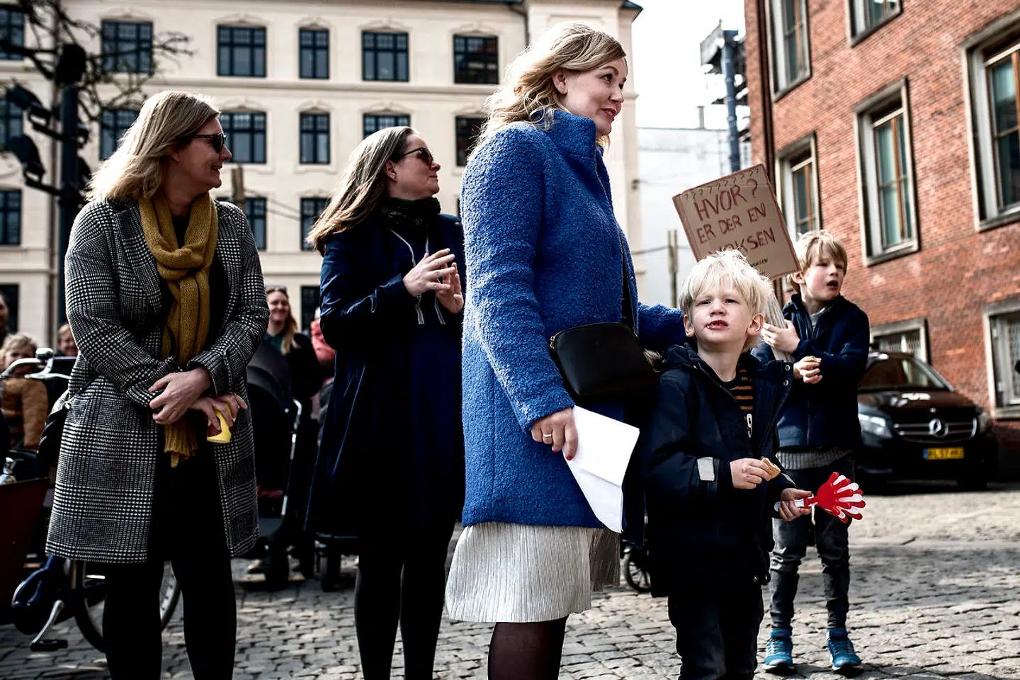 Christina Sylvest Noer (i blå frakke) havde taget initiativ til barnevognsmarchen via Facebook.