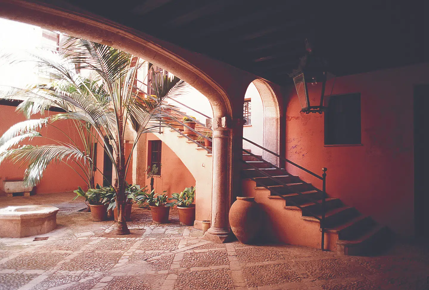 Byen byder på sjælden, historisk arkitektur, når man kigger ind i gårdene.