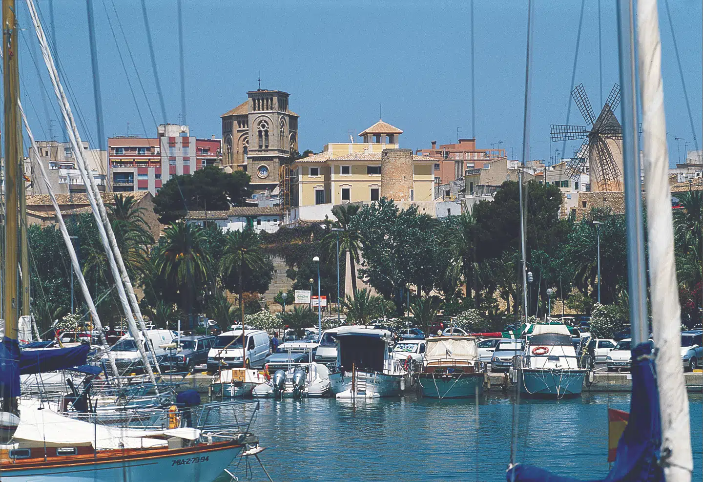 Havnen i Palma har flittigt folkeliv.