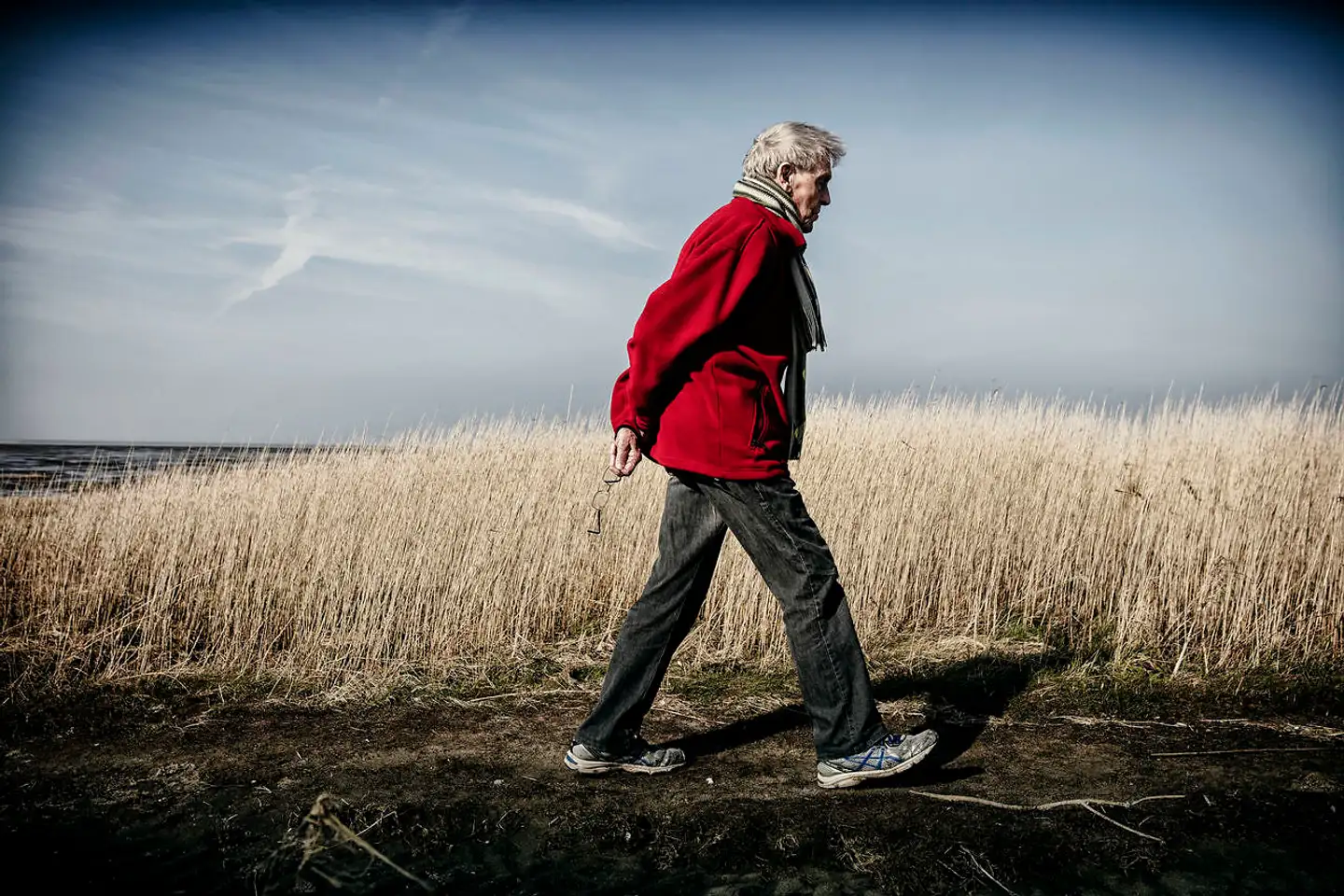Tre gange om dagen forsvinder Jens Rosendal ind i naturen, når han går sine traveture ude ved diget. Fra huset er der kun få meter til diget og bag diget Vadehavet, som tydeligt kan ses oppe fra stuens vinduer.