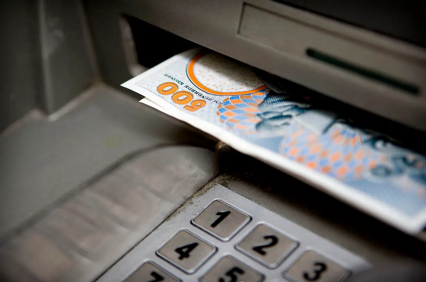 Hacking af hæveautomater er ingen ny metier for de kriminelle. I 2017 blev en gruppe russere anholdt i Danmark med 960.000 kroner i kontanter. Pengene kom fra hackede hæveautomater.