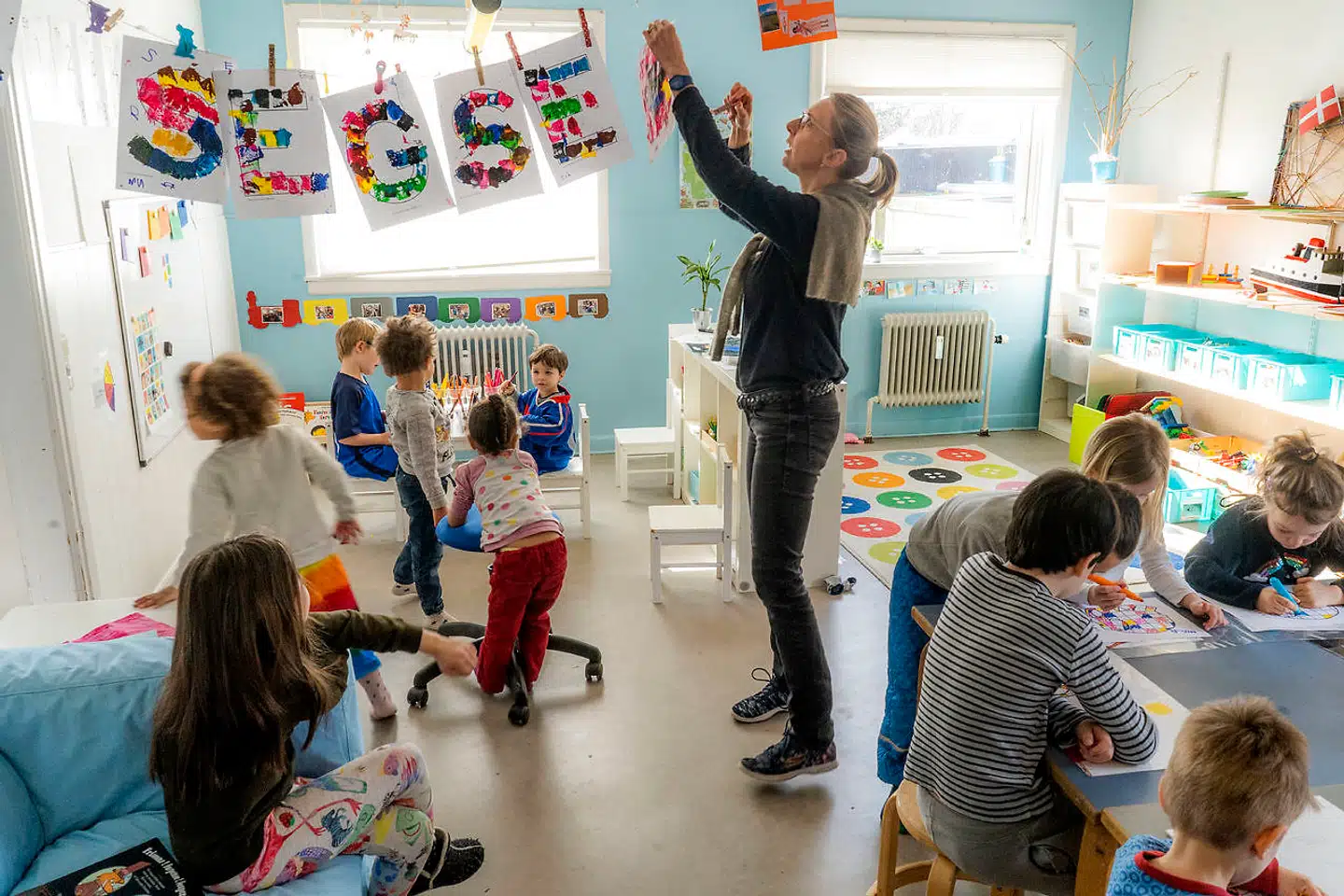 Hvis de store børnehavebørn er modne til det, må de gerne deltage i skolen også. Det gør flere af børnene indimellem. Så er der matematik på skemaet. Her tegner de i børnehaveafdelingen.