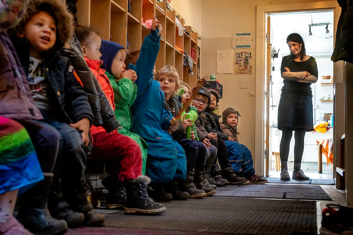 Børnehavebørn på rad og række i vintertøj. På vej på legeplads eller tur.