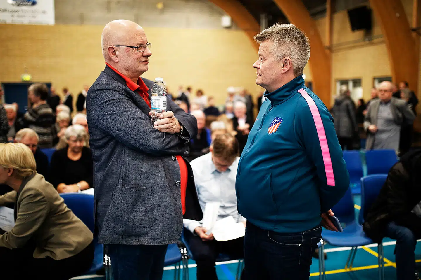 Jesper Bak (th.) stævnede fredag den afgående bestyrelsesformand i Totalbanken, Poul Fischer, for at injuriende udtalelser. Billedet er fra generalforsamlingen i banken onsdag.