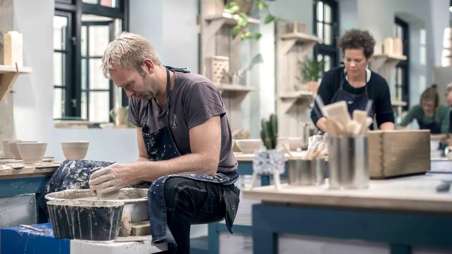 Første opgave for deltagerne er at formgive et middagsstel.