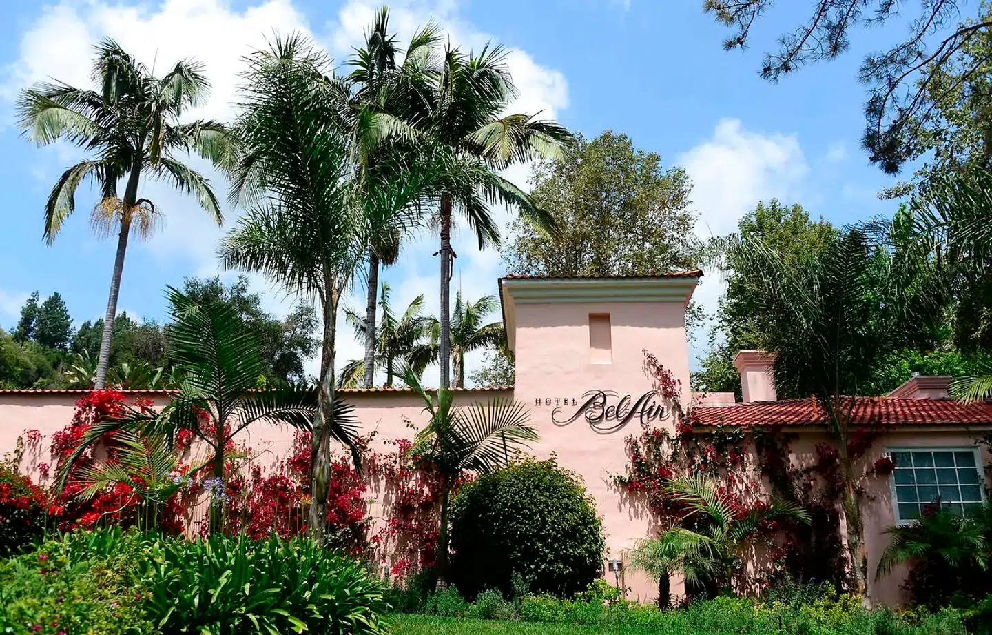 Bel-Air Hotel i Los Angeles er et af ni luksushoteller i den meget eksklusive ende af skalaen, som er havnet i en regulær shitstorm. Hotellerne er ejet af kongeriget Brunei, som netop har vedtaget en lov, der tillader stening af homoseksuelle til døden. Dette har fået en række kendisser til at opfordre til boykot af hotellerne.