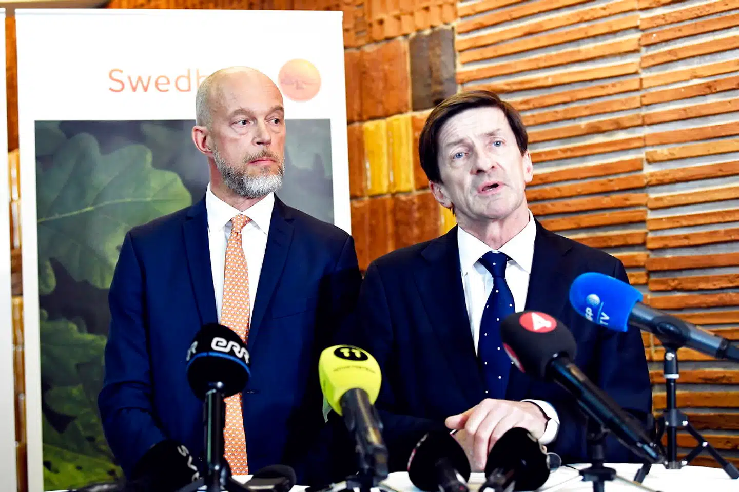 Swedbanks midlertidige topchef, Anders Karlsson (tv) og den netop afgåede bestyrelesesformand Lars Idermark (th).