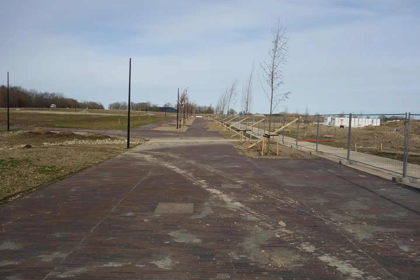 Endnu ligger ”hovedgaden” i det nye Skousbo-kvarter øde hen. Men inden for få år vil det blive til en smuk allé, der fører frem til cirka 900 nybyggede boliger. Foto: Sten Thorup Kristensen