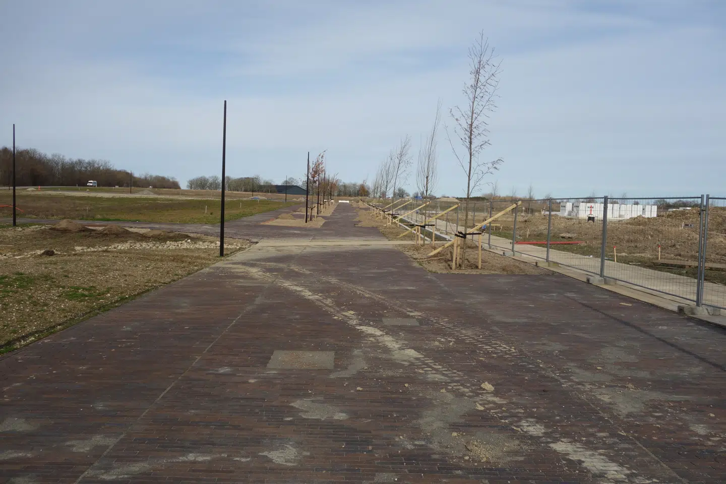 Endnu ligger ”hovedgaden” i det nye Skousbo-kvarter øde hen. Men inden for få år vil det blive til en smuk allé, der fører frem til cirka 900 nybyggede boliger. Foto: Sten Thorup Kristensen