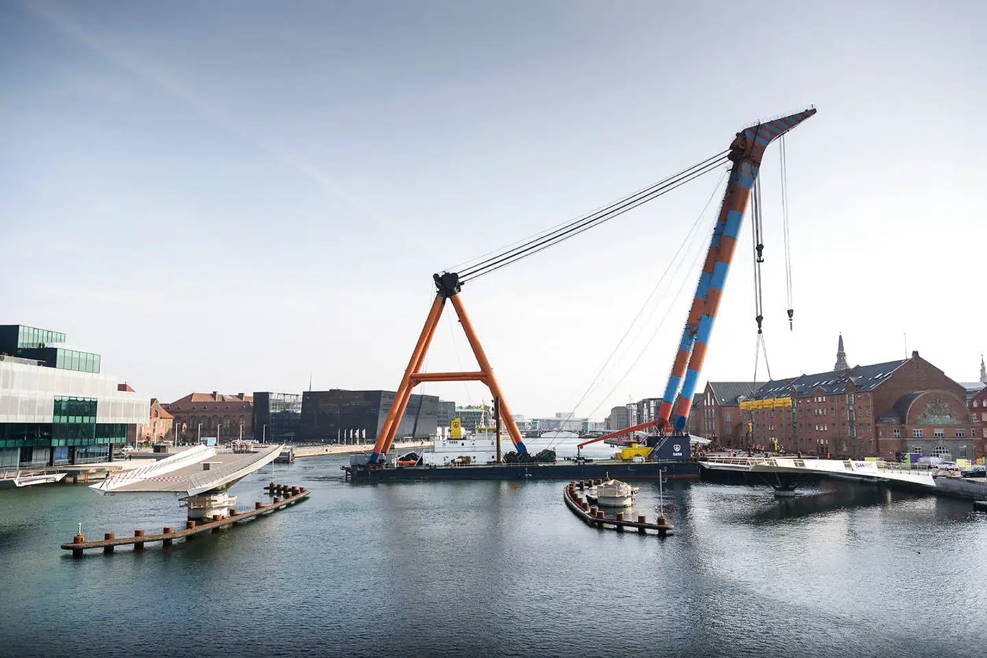 Fra Samson til HEBO. Torsdag var Danmarks største flydekran, HEBO Lift 9, i færd med at lægge det sidste af Lille Langebros fire brofag på plads. Den kombinerede cykel- og gangbro ventes at åbne til efteråret med 6.000-10.000 dagligere brugere. HEBO Lift 9 kan løfte 900 ton. Brofagene vejer 600 tons. Tidligere var kranen kendt som Samson.