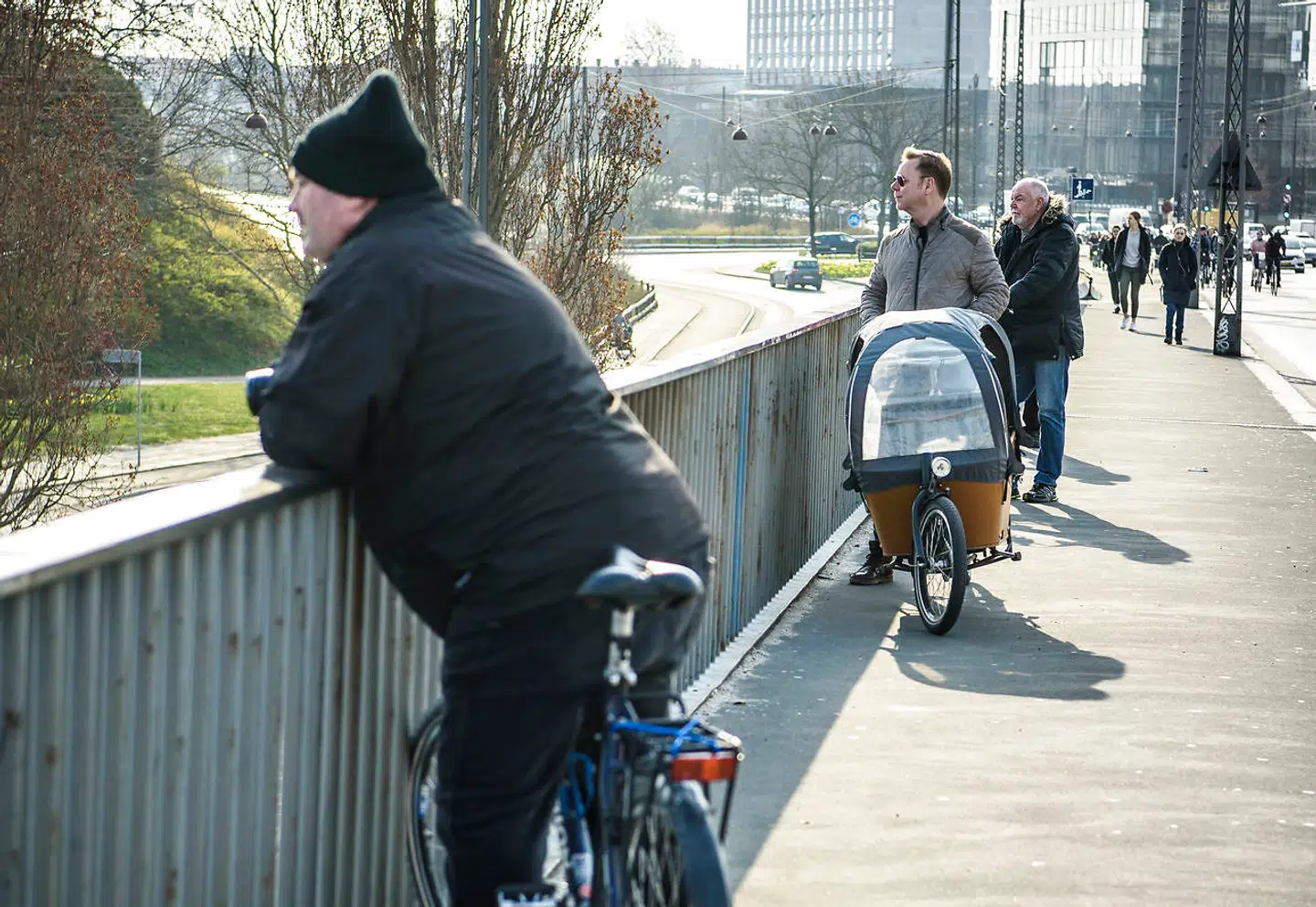 En mandeting. Patrick de Jong2, i midten med barne-ladcyklen, var en af de mange mænd, Berlingske takte kun to tre kvinder, der torsdag formiddag stoppede op for at beundre kæmpekranen, HEBO Lift 9, mens den løftede den kommende Lille Langebros fag på plads. Trods flere tilskueres påstand, er kranen IKKE hverken Nordeuropas eller Europas største kran. Den er »blot« Danmarks største flydekran oplyser shippingfirmaet SDK Shipping.