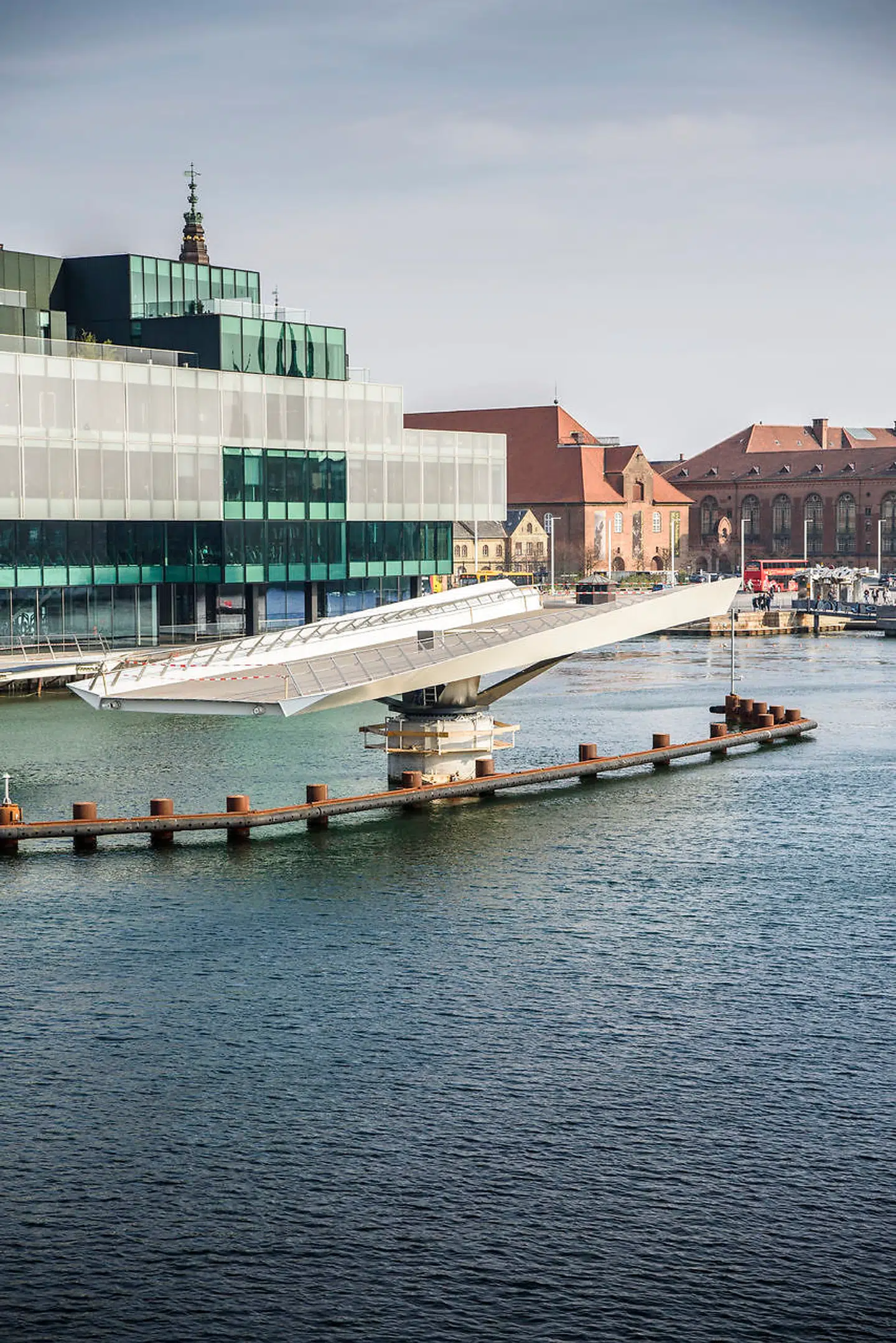 Fagenes fest. Et af de fire brofag er på plads ud for BLOX. Broen kommer til at bestå af fire brofag. Lille Langebro bliver en bekvem og sikker rute at køre til Rådhuspladsen og videre ud på Nørrebro på i modsætning til Langebros hæsblæsende mylder og biltrafik. Lille Langebro åbner efter planen til efteråret.