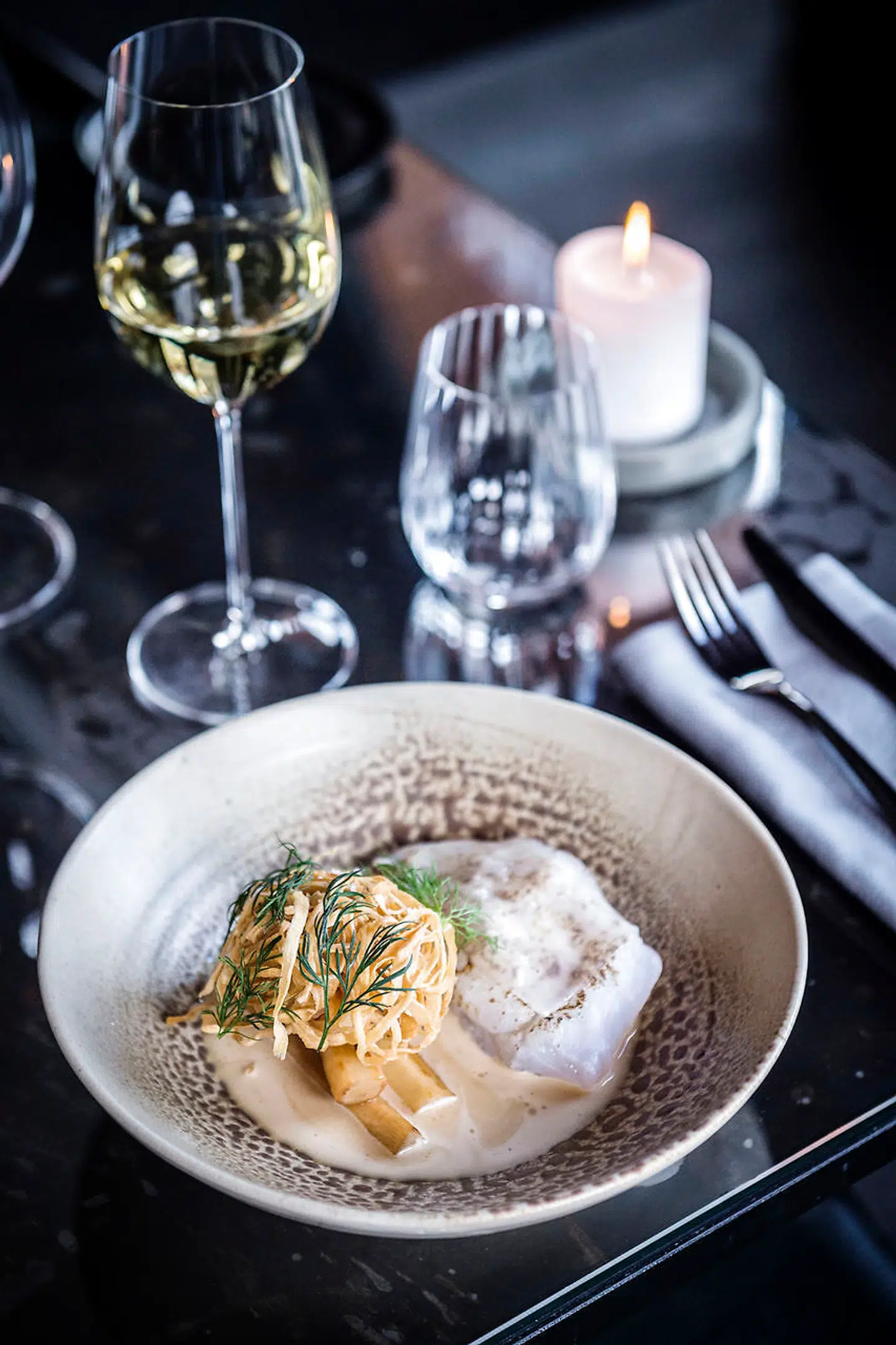 Havtaske grillet på yakitori-grill og serveret med friterede, revne skorzonérrødder og grillede stave af samme i bunden.