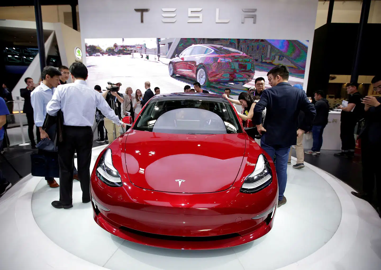 Teslas Model 3 elbil blev introduceret som virksomhedens nyeste satsningsområde, men mindre end to år efter lanceringen er leveringen af modellen blevet drastisk reduceret. Her ses modellen ved en pressevisning på Auto China 2018-motorshowet i Beijing, 25. april 2018.