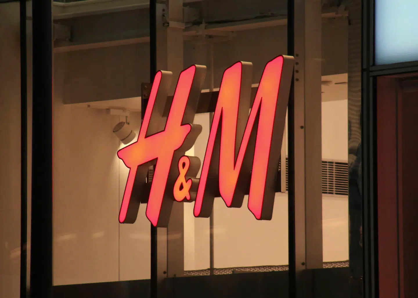 H&M er blandt de tøjgiganter, der tager imod kunders genbrugstøj for at give det nyt liv, men det ender ofte som affald, viser ny undersøgelse.