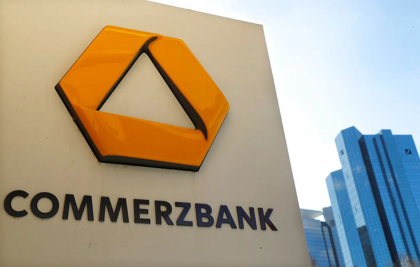 UniCredits fornyede interesse i Commerzbank skyldes ifølge flere kilder alvorlige knuder i forhandlingerne mellem Commerzbank og Deutsche Bank, skriver Financial Times.