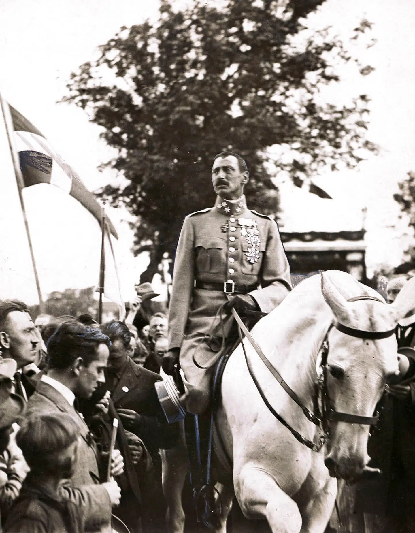 Genforeningen 1920: Kong Christian X krydser den gamle Kongeågrænse ved Frederikshøj - som en symbolsk markering af, at Sønderjylland igen er blevet dansk.