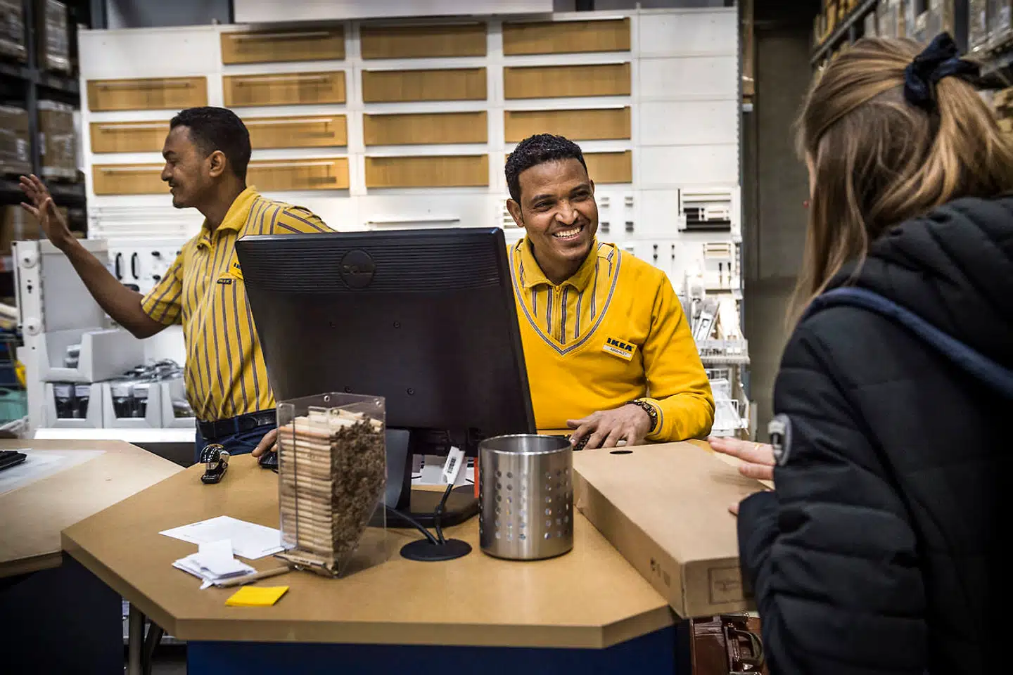 Shamsadeen Alfadel og Abrahaley Yohannes er begge flygtninge og begge ansat i IKEA. De ser et arbejde som vejen til at lære og forstå den danske kultur, men de føler nu, at politikerne med paradigmeskiftet i udlændingepolitiken sætter dem i bås med kriminelle udlændinge, og det er ikke noget, der fremmer motivationen for at tage et arbejde, lyder det.